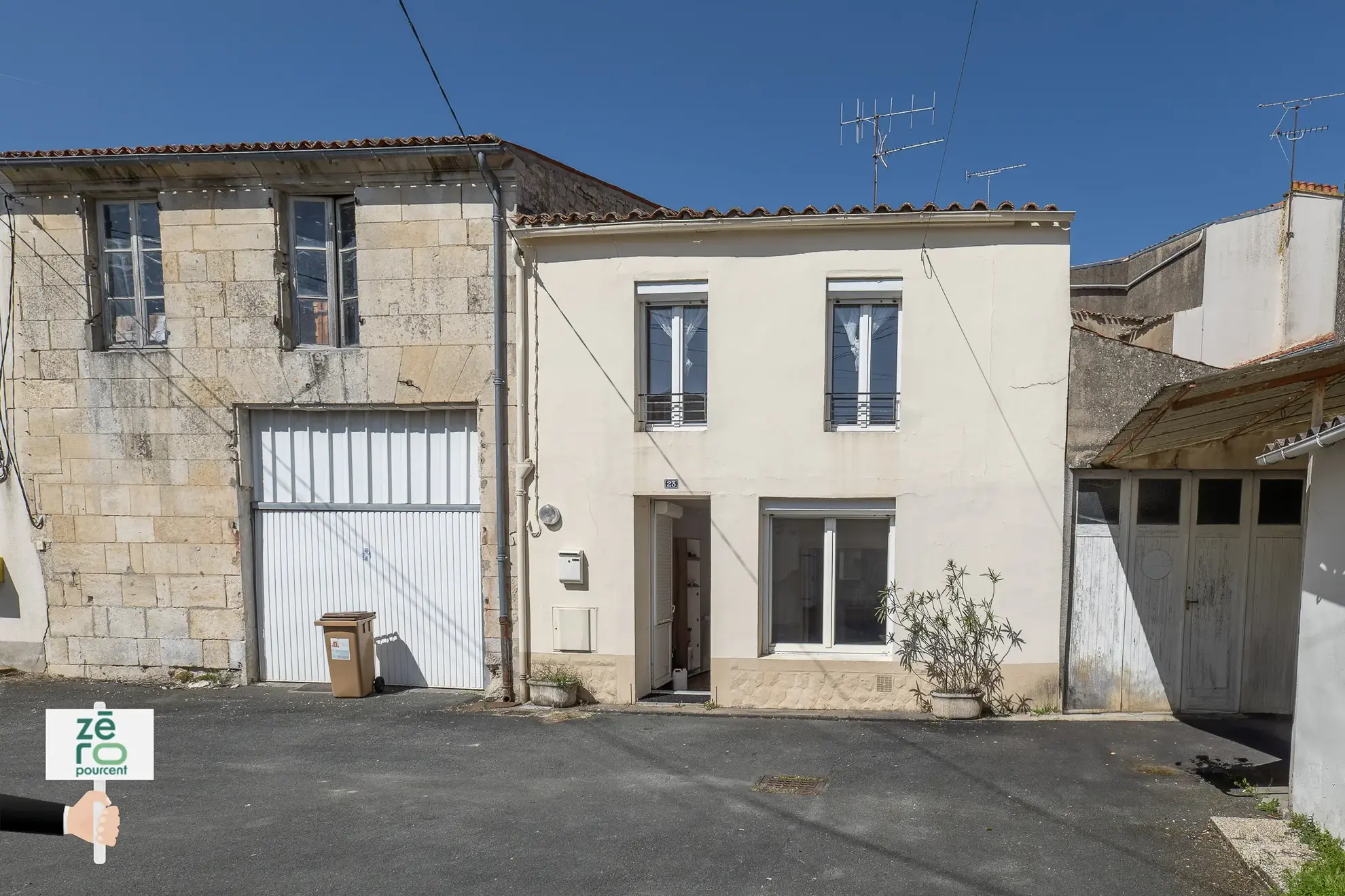 Maison de ville à vendre à Luçon - 2 chambres, parking, proche du littoral 