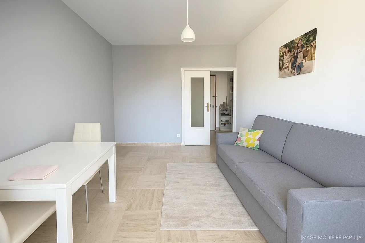 Appartement F1 avec Balcon à Nice, Vue Dégagée, Étage Élevé 