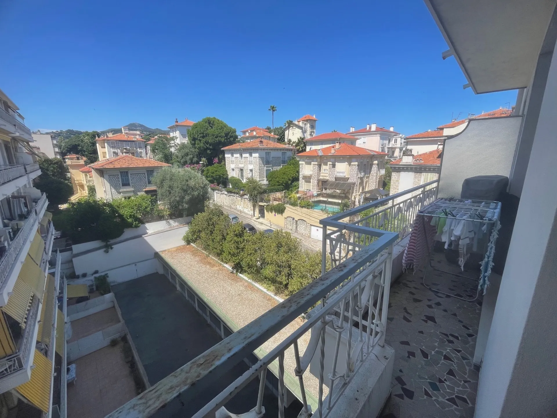 Appartement F1 avec Balcon à Nice, Vue Dégagée, Étage Élevé 