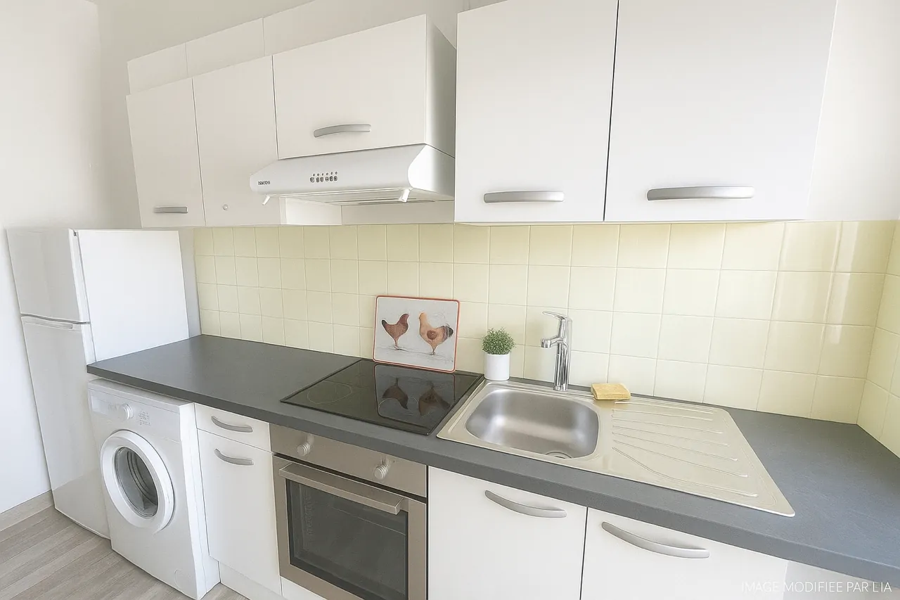 Appartement F1 avec Balcon à Nice, Vue Dégagée, Étage Élevé 