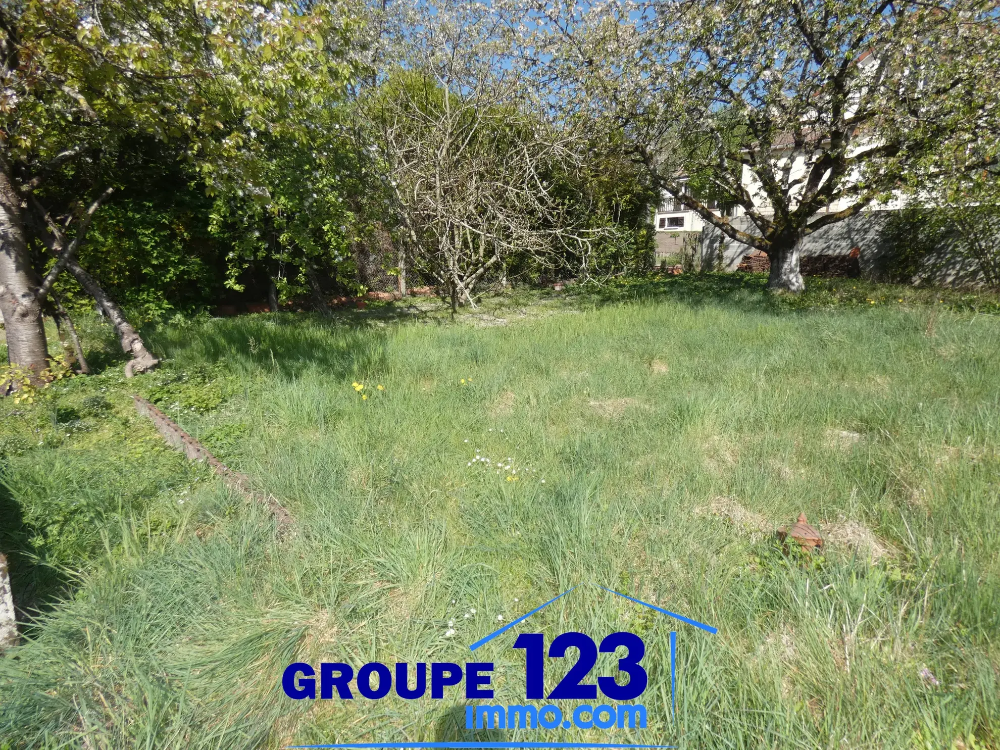 Maison à vendre à Migennes avec 3 chambres, atelier et terrain arboré 