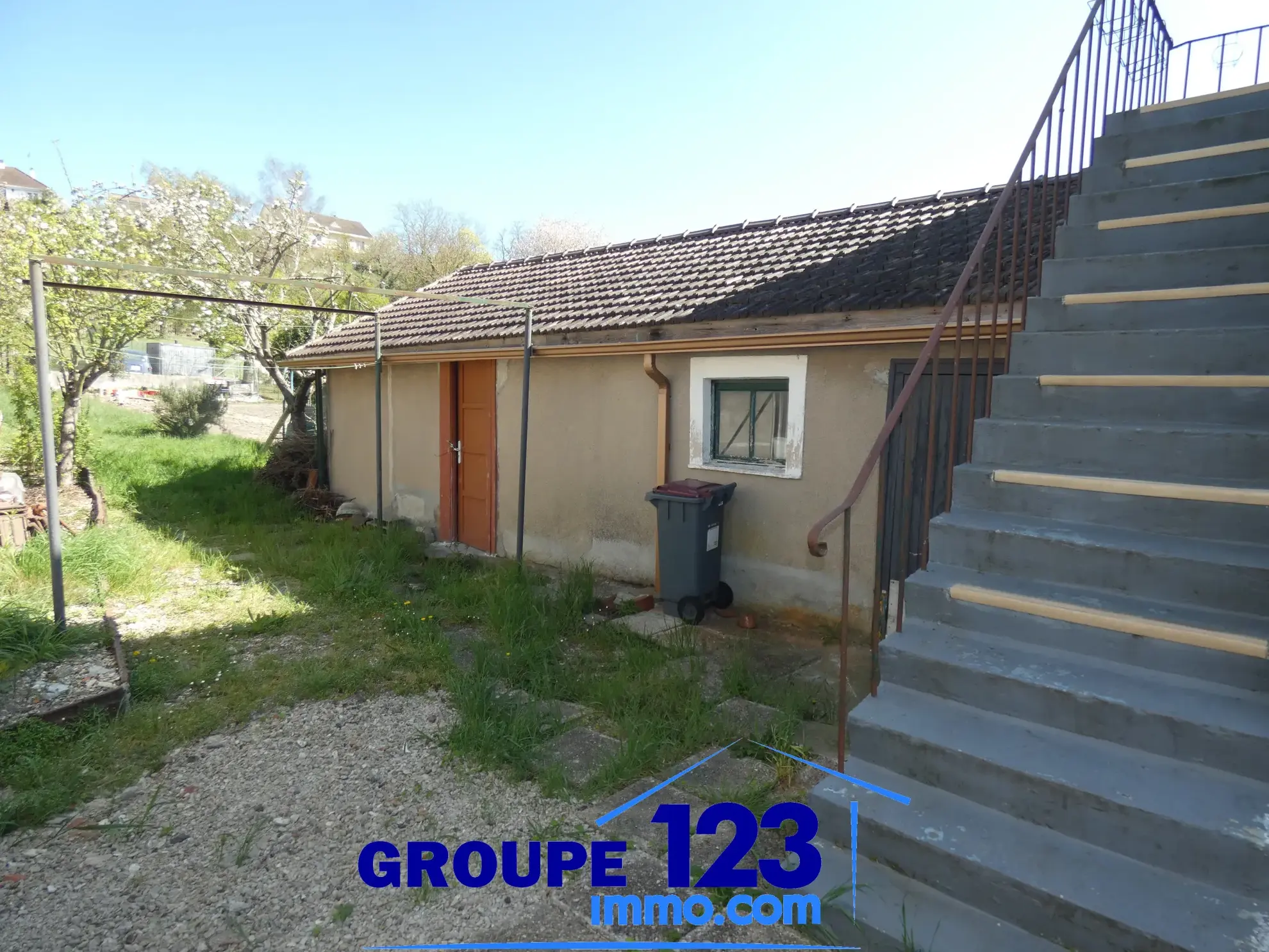 Maison à vendre à Migennes avec 3 chambres, atelier et terrain arboré 