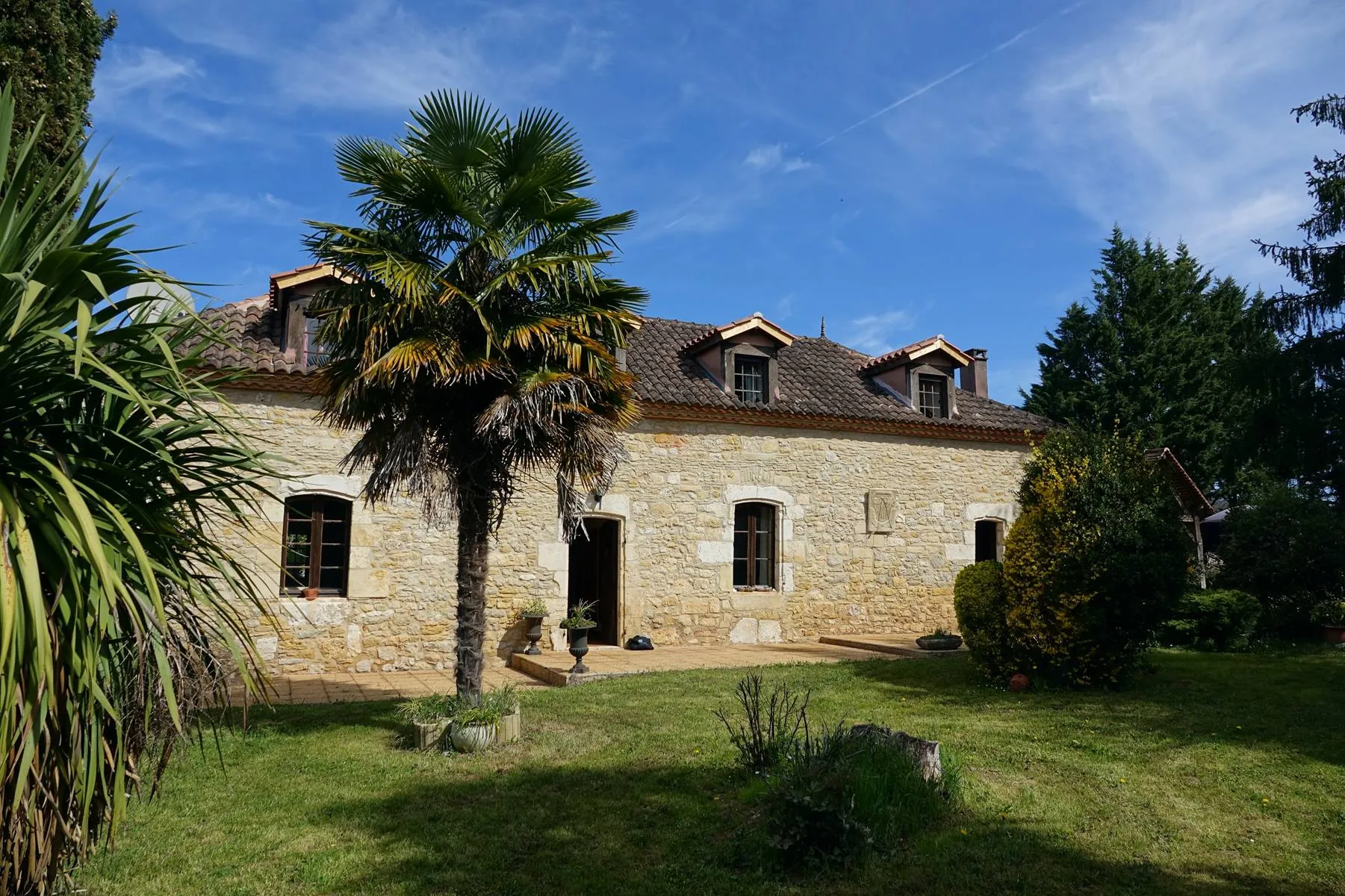 Belle maison de maître avec grange sur 5 hectares en Quercy à Soturac 