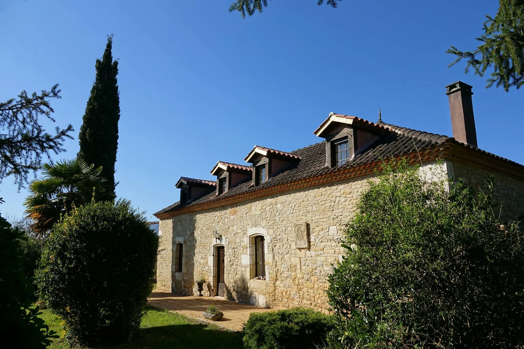 Belle maison de maître avec grange sur 5 hectares en Quercy à Soturac 