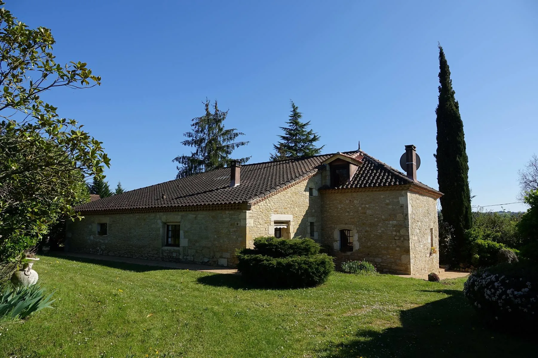 Belle maison de maître avec grange sur 5 hectares en Quercy à Soturac 