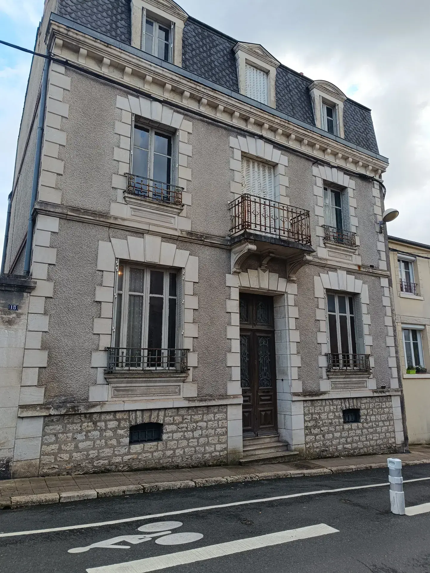 Maison bourgeoise à rénover à Vierzon centre-ville – 210 m² 