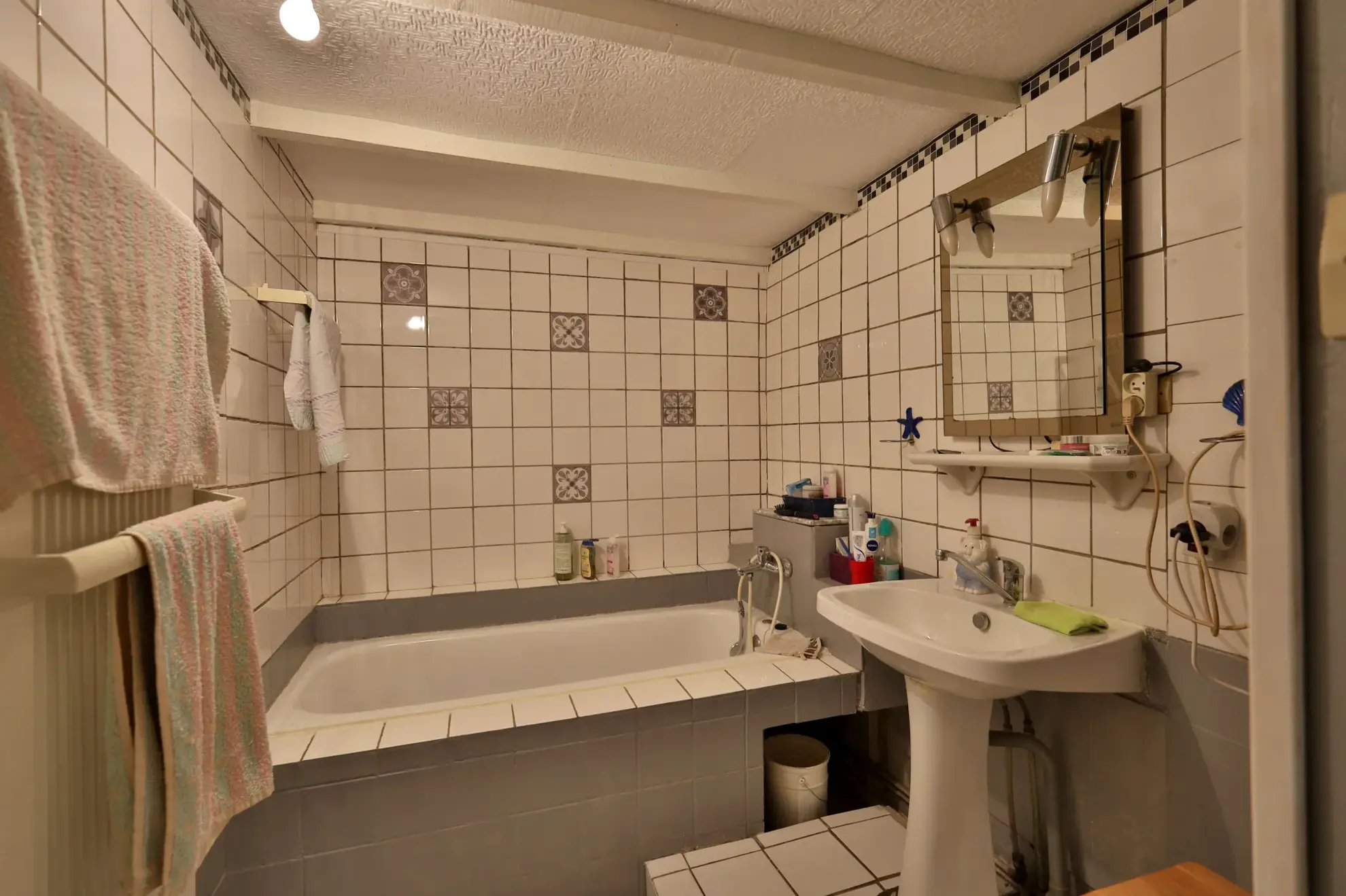 Maison à rénover de 106 m² avec dépendances à Septème - Opportunité immobilière 