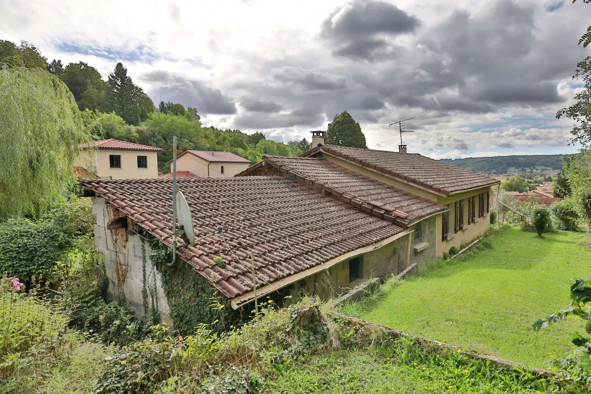 Maison à rénover de 106 m² avec dépendances à Septème - Opportunité immobilière 