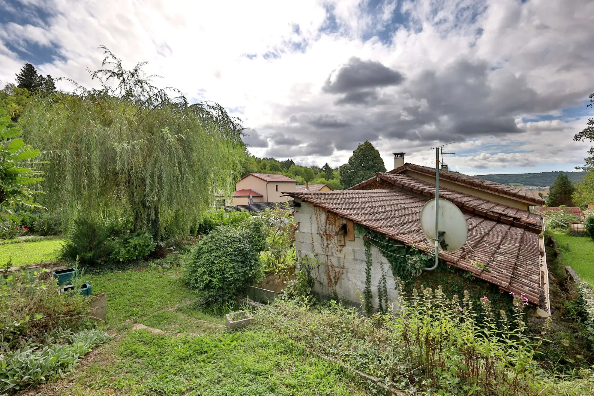 Maison à rénover de 106 m² avec dépendances à Septème - Opportunité immobilière 