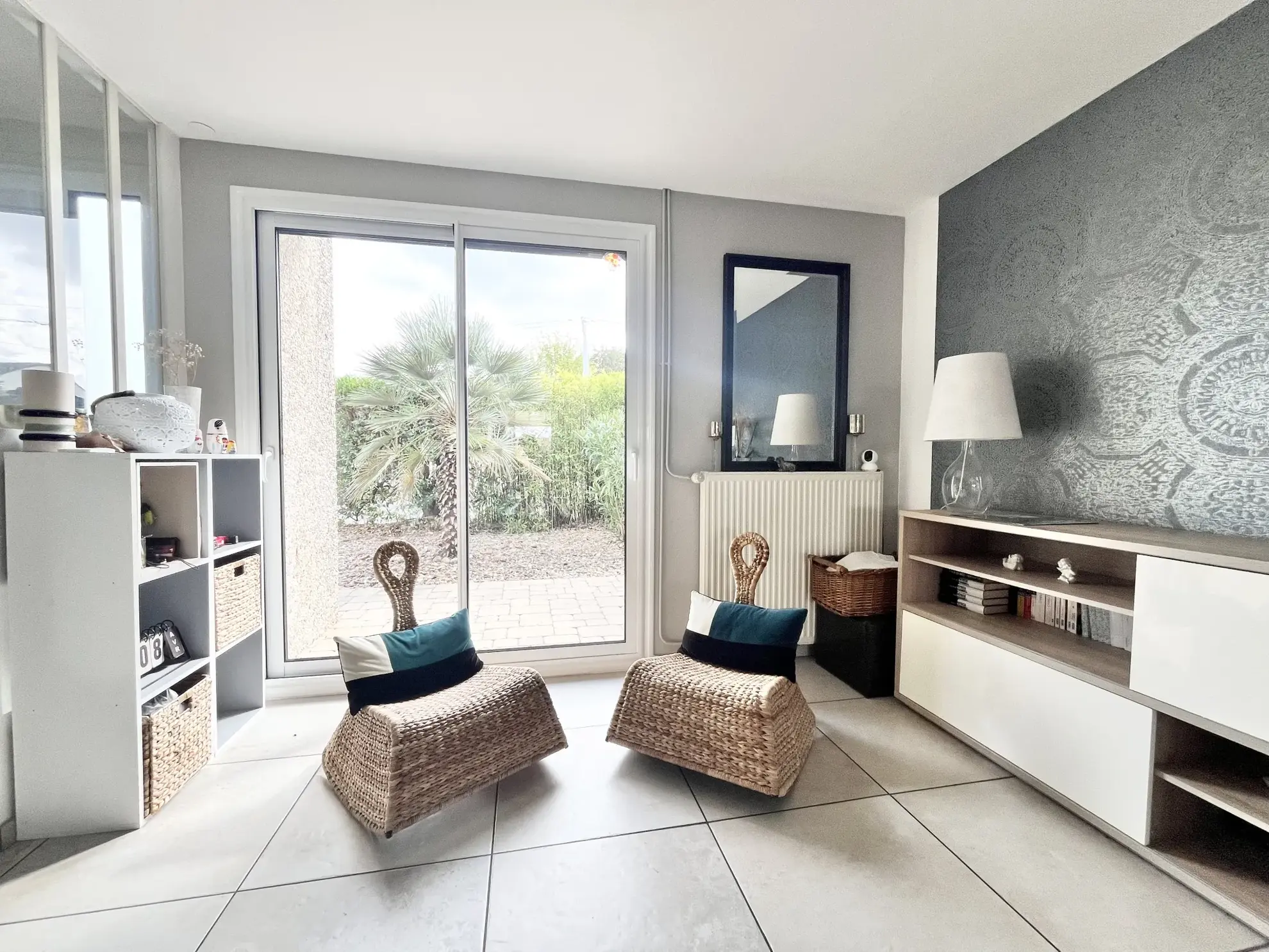 Maison rénovée de plain-pied avec 3 chambres, garage et jardin à Cholet 