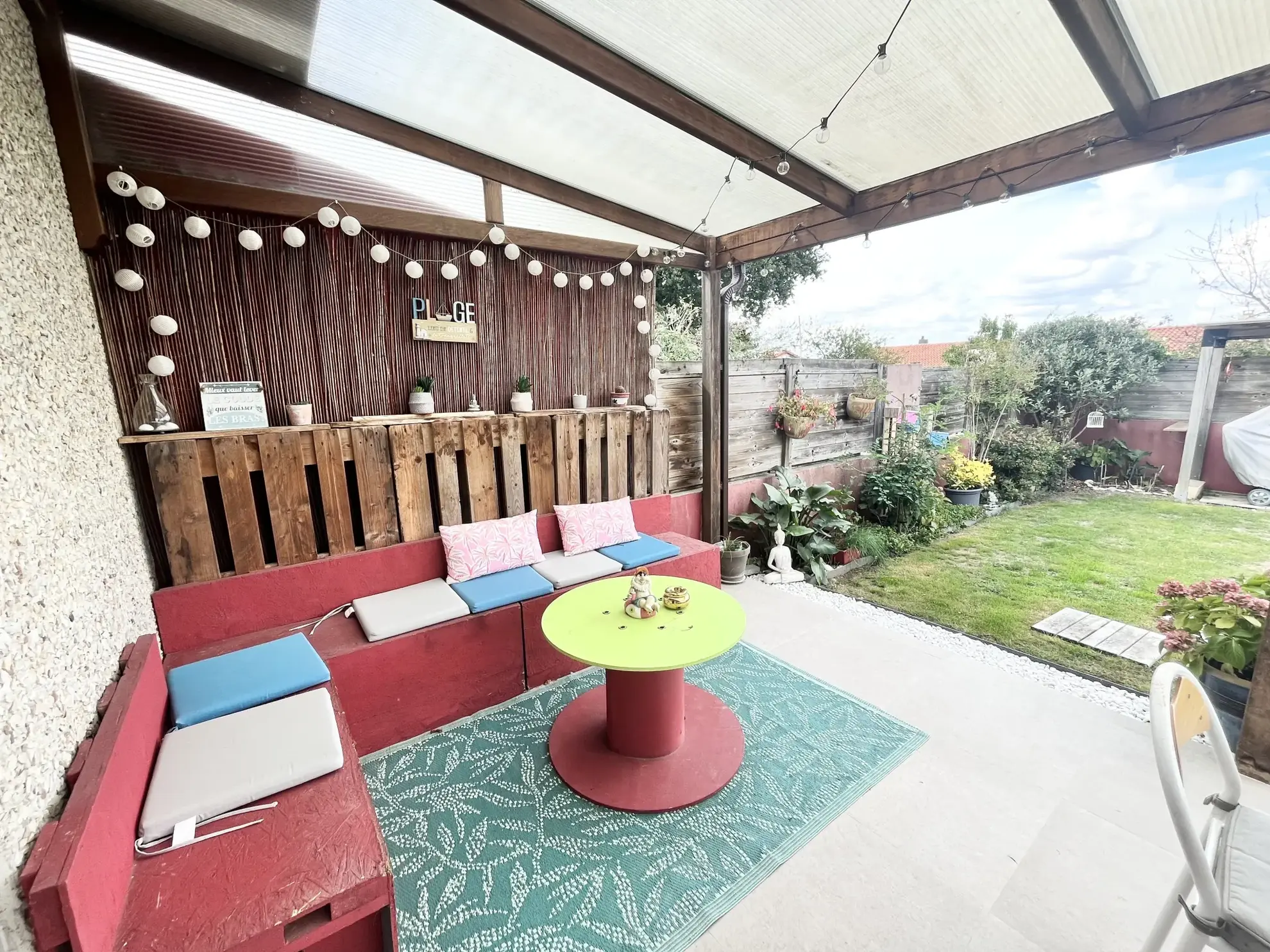 Maison rénovée de plain-pied avec 3 chambres, garage et jardin à Cholet 