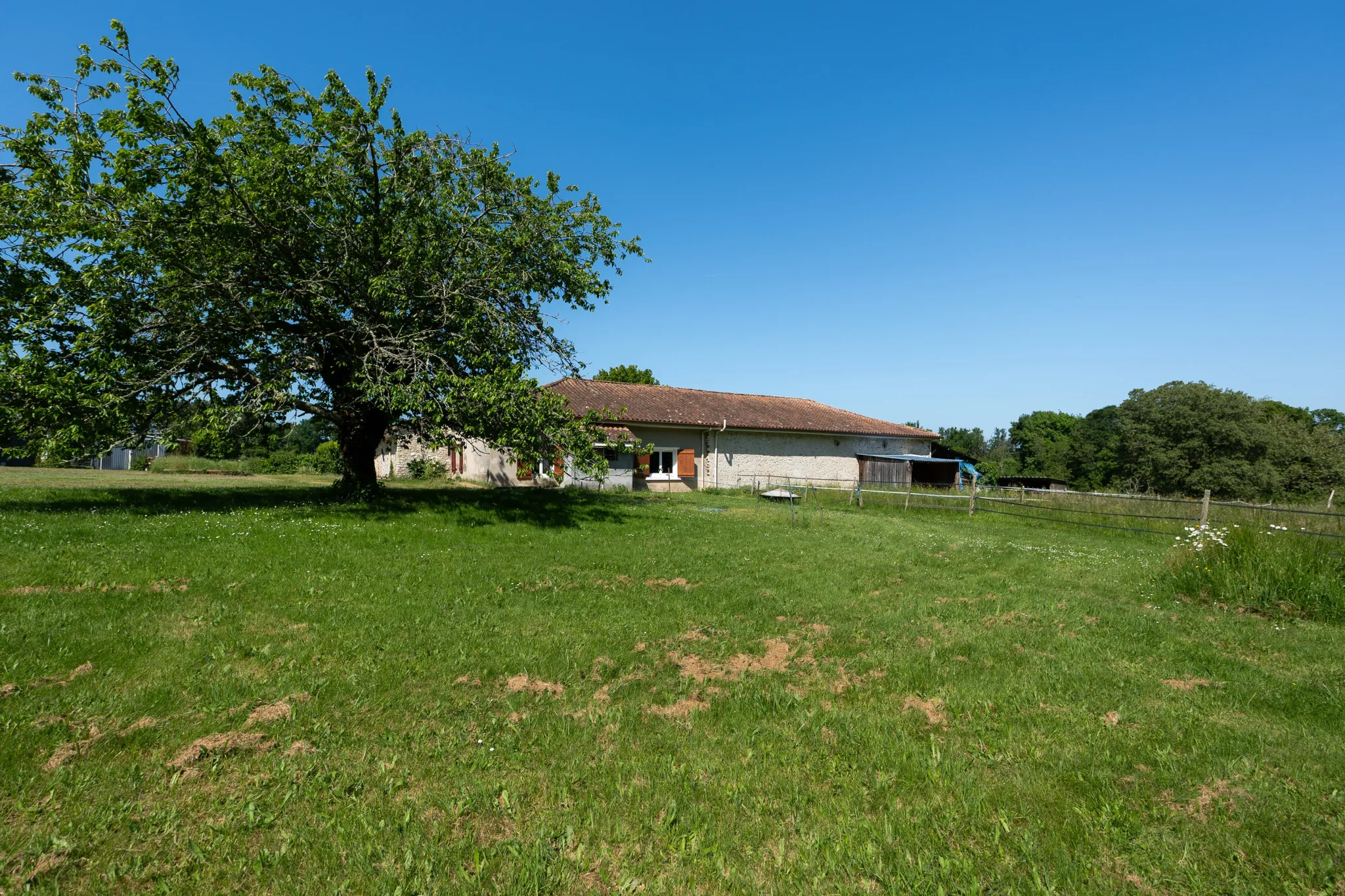 Ferme en pierre rénovée aux portes de Périgueux avec 1,3 ha de terrain 