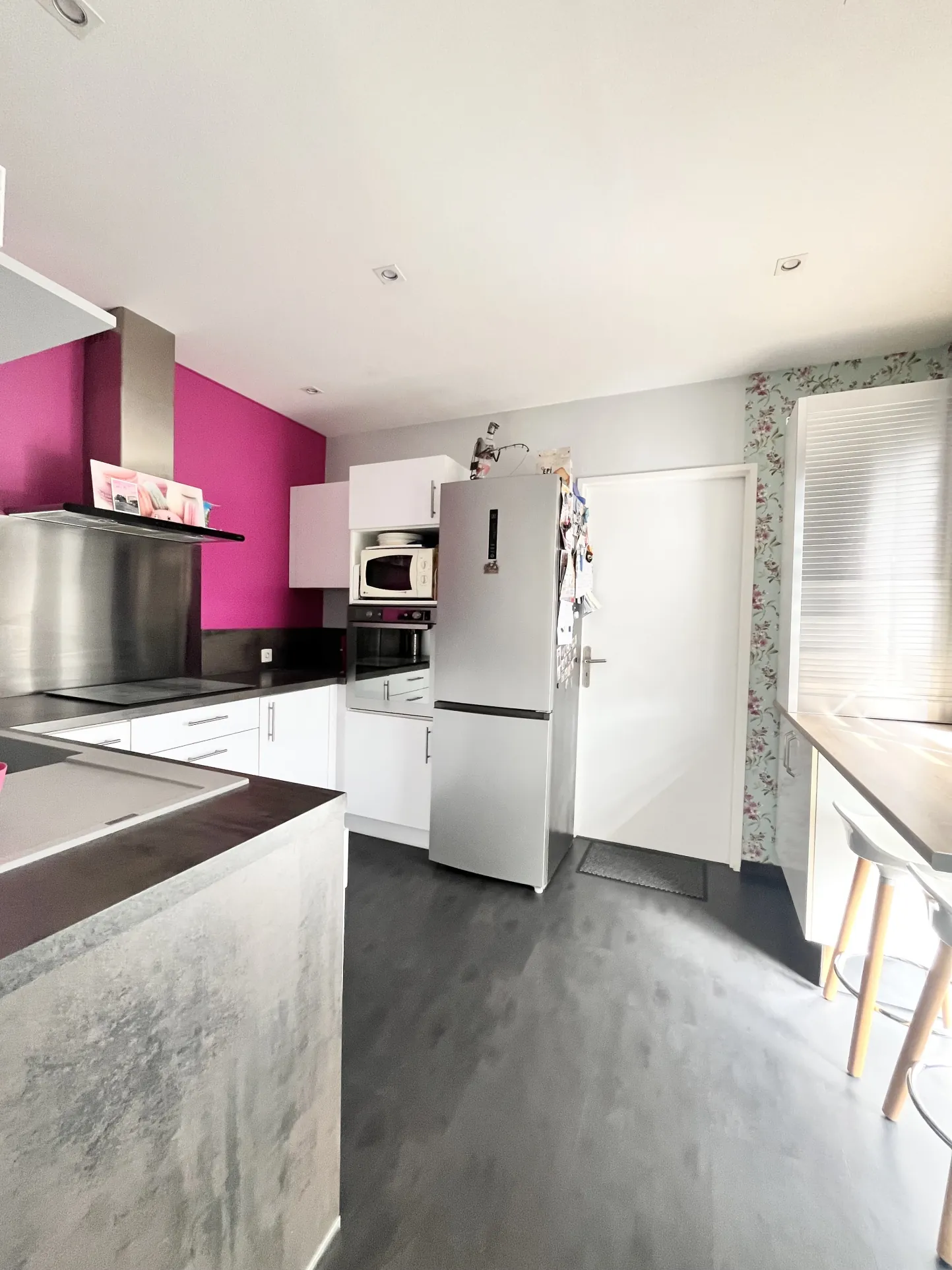 Maison rénovée de plain-pied avec 3 chambres, garage et jardin à Cholet 