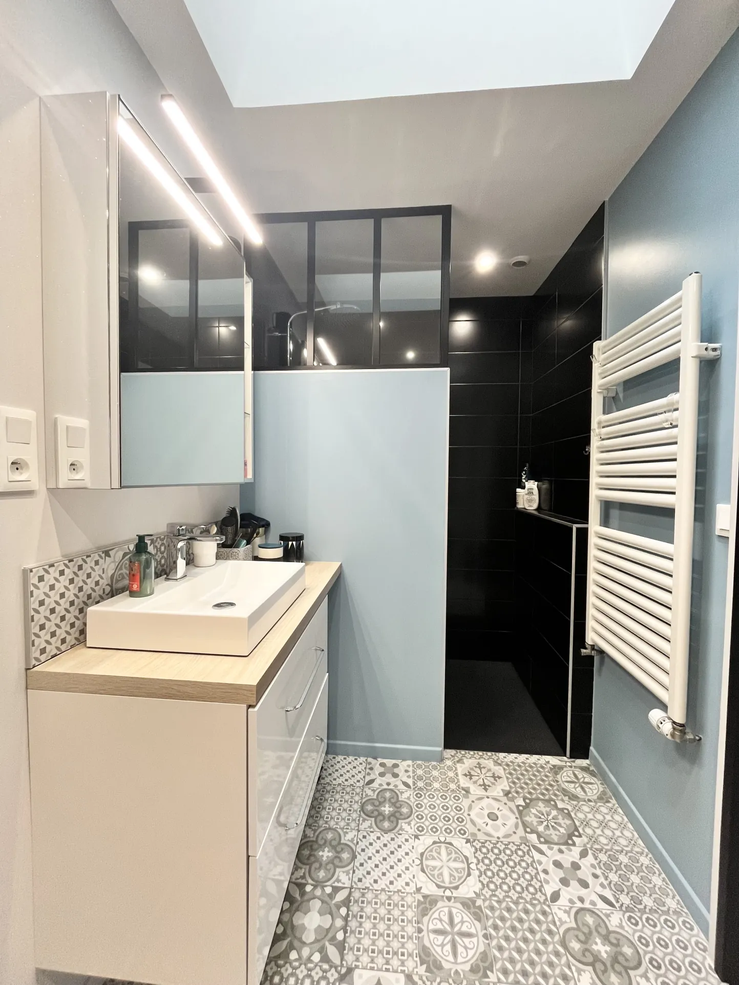 Maison rénovée de plain-pied avec 3 chambres, garage et jardin à Cholet 