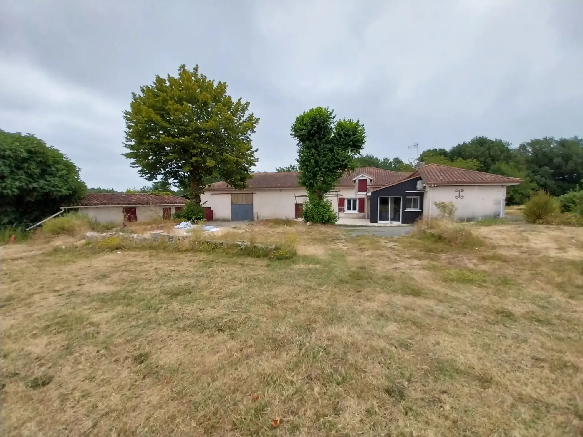 Ferme rénovée du 18ème siècle avec grand terrain près de Périgueux