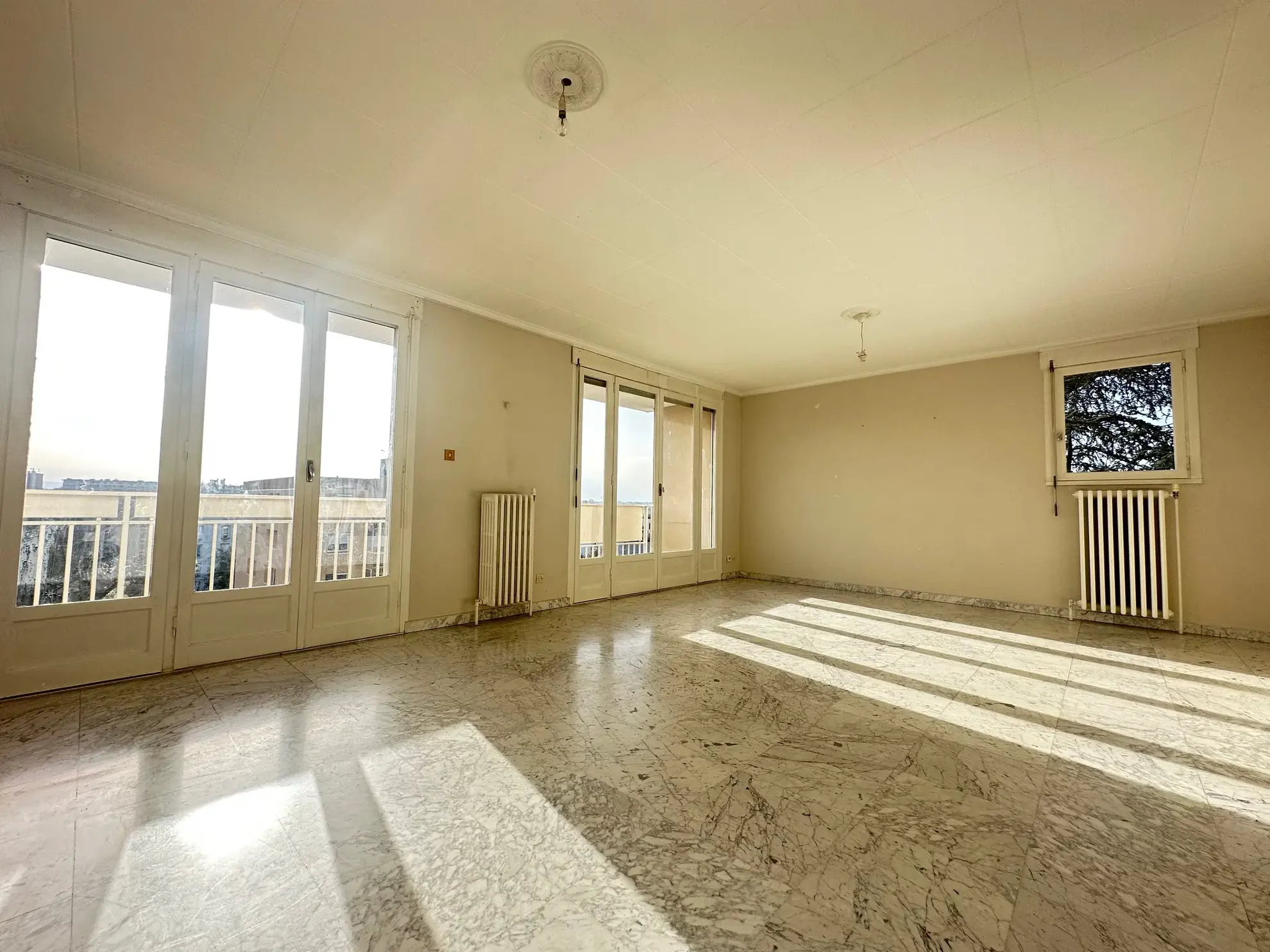 Appartement T4 lumineux avec balcon et parking à Villeurbanne 