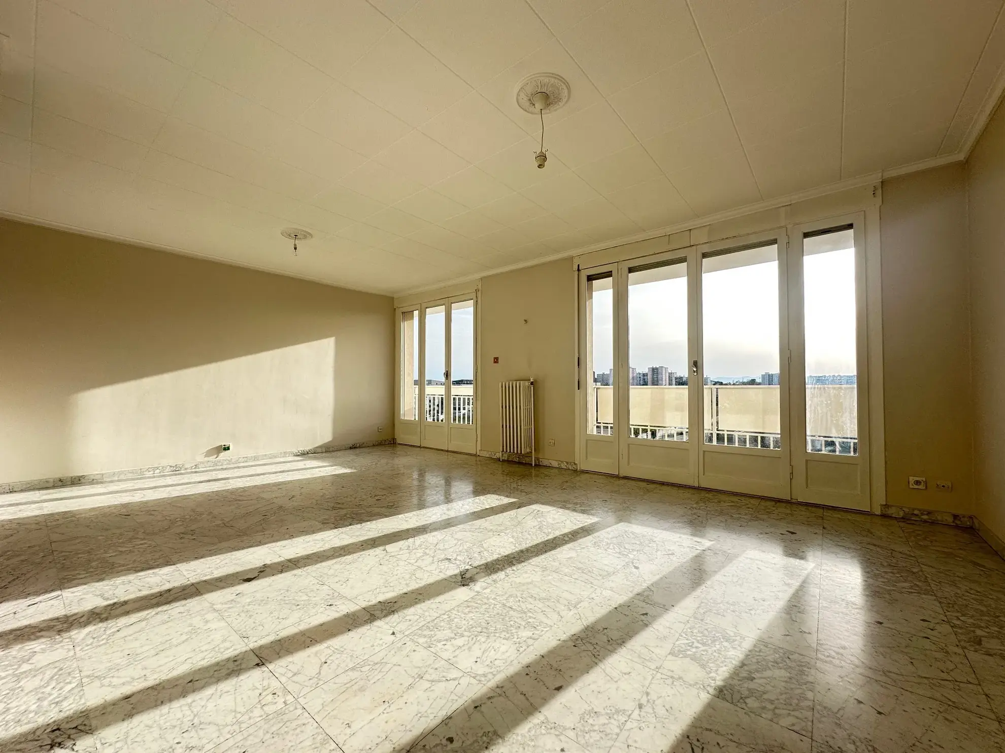 Appartement T4 lumineux avec balcon et parking à Villeurbanne 