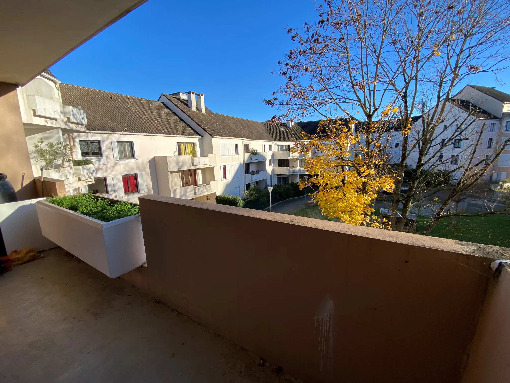 Appartement 4 pièces avec terrasse et parking à Évry-Courcouronnes 