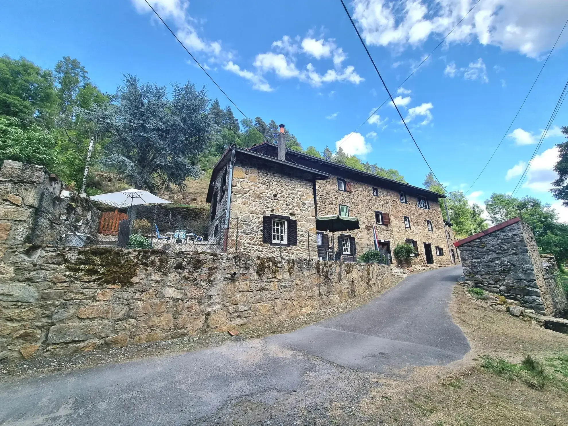 Magnifique propriété à Ambert avec deux maisons, gîte, et grands espaces extérieurs