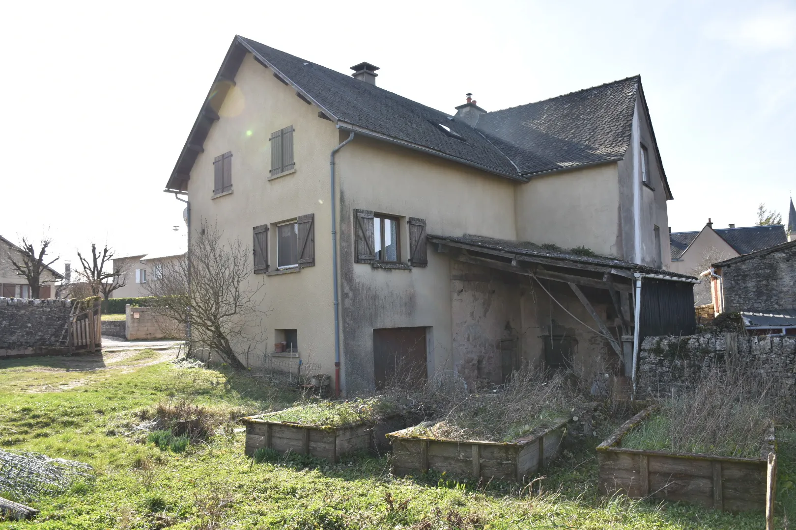 Maison de village à BALSAC proche Rodez avec garage et terrain 