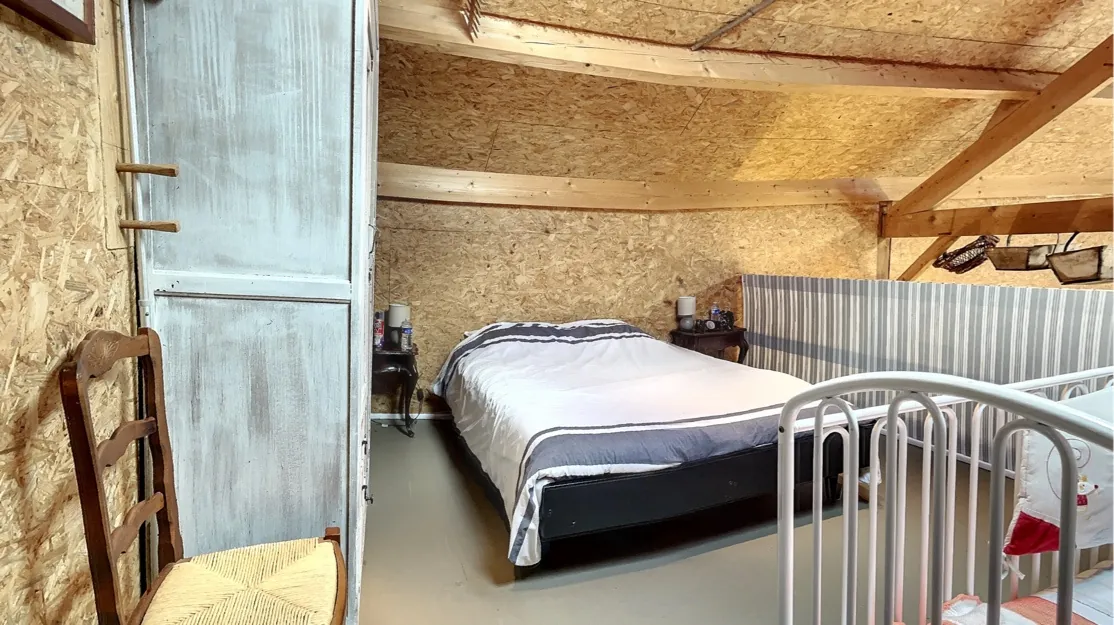 Maison atypique avec piscine et potentiel d'agrandissement en Dordogne proche Saint Astier 