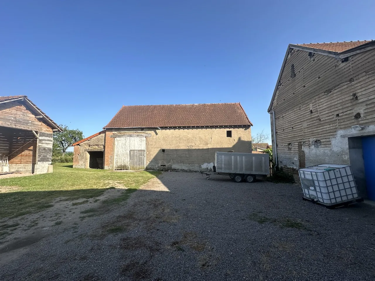 Authentique ferme ancienne avec dépendances, 180 m² habitables, terrain 1,3 ha à Artaix 