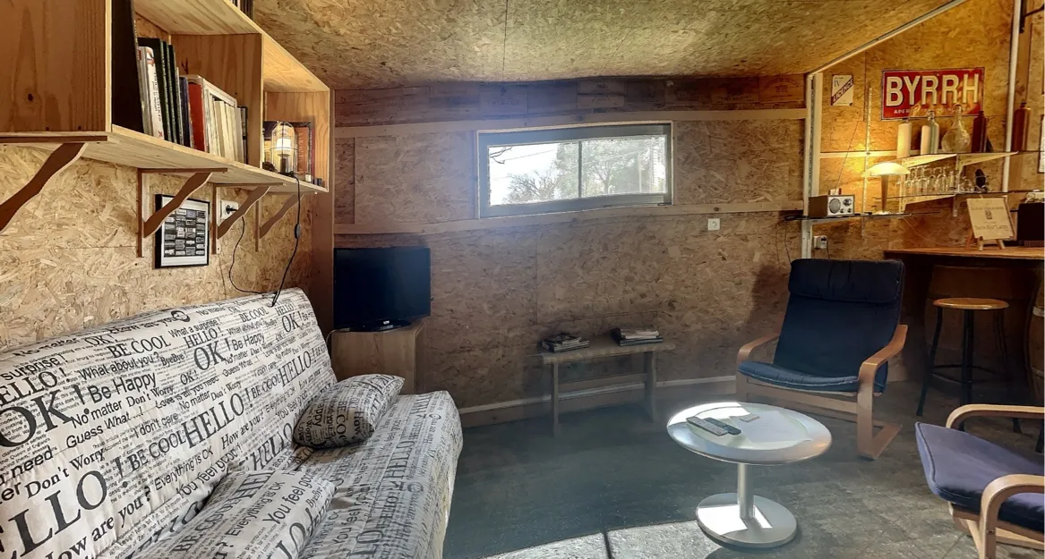 Maison atypique avec piscine et potentiel d'agrandissement en Dordogne proche Saint Astier 