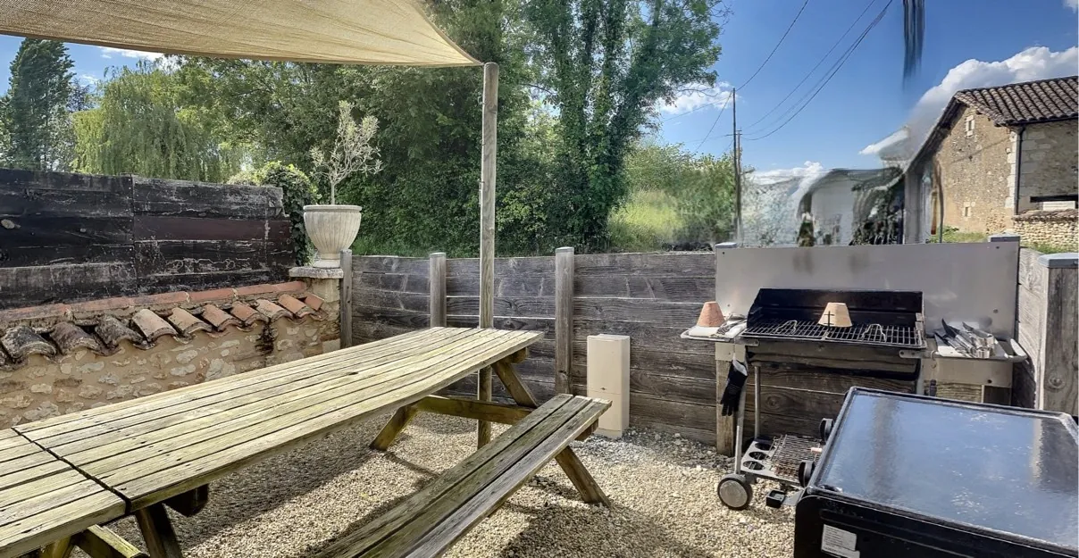 Maison atypique avec piscine et potentiel d'agrandissement en Dordogne proche Saint Astier 