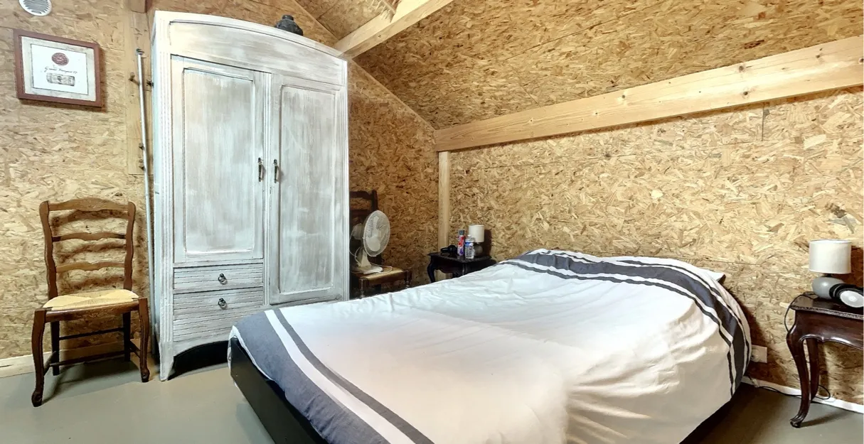 Maison atypique avec piscine et potentiel d'agrandissement en Dordogne proche Saint Astier 