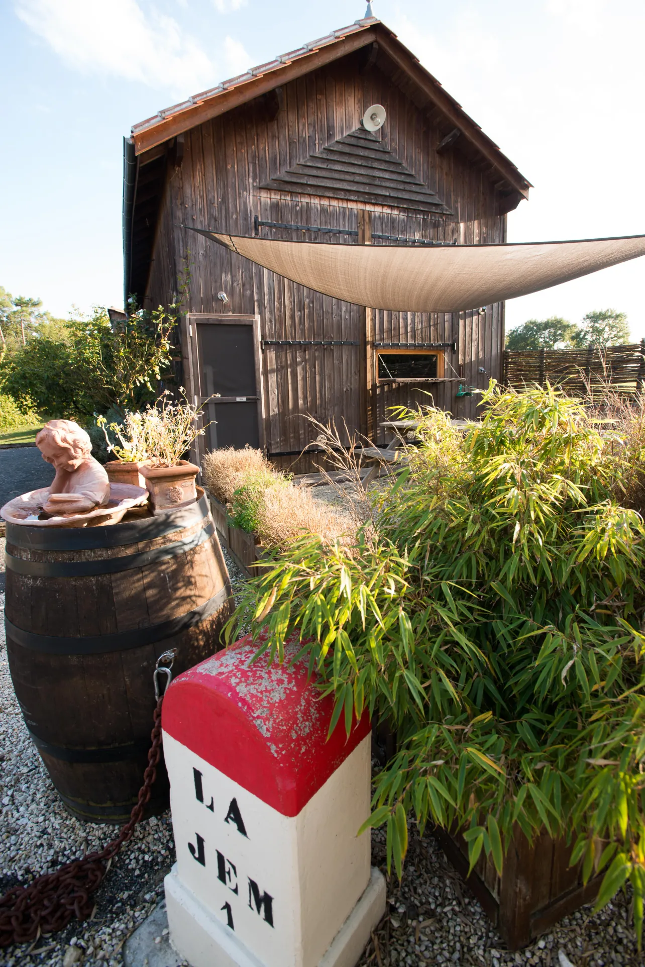 Maison atypique avec piscine et potentiel d'agrandissement en Dordogne proche Saint Astier 
