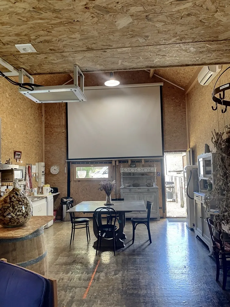 Maison atypique avec piscine et potentiel d'agrandissement en Dordogne proche Saint Astier 