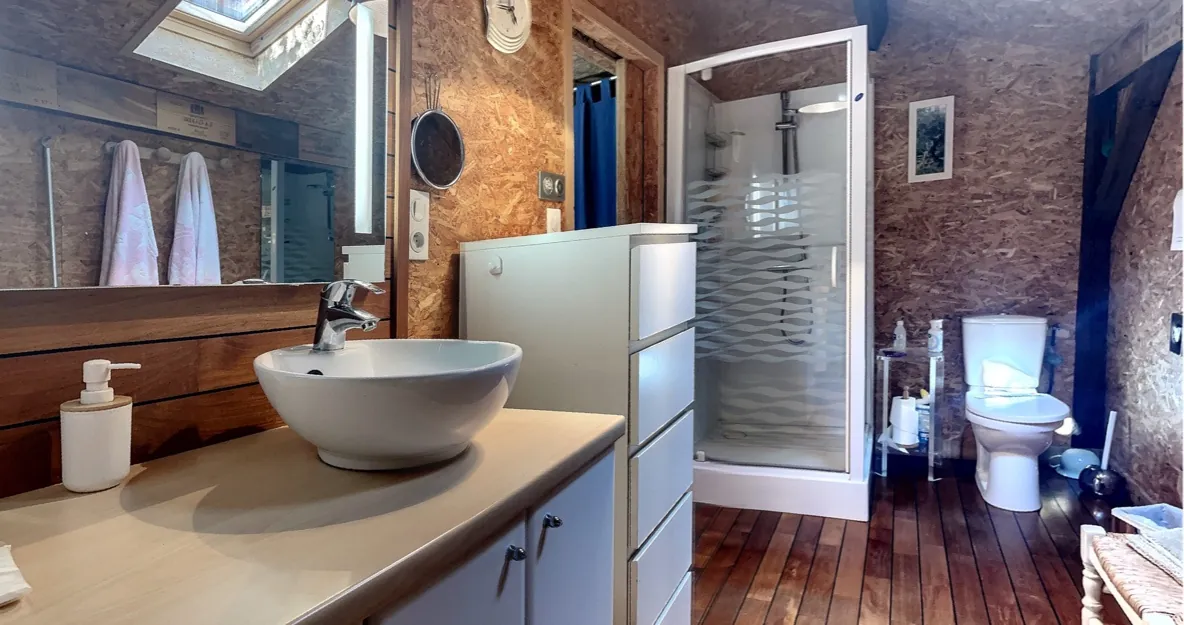 Maison atypique avec piscine et potentiel d'agrandissement en Dordogne proche Saint Astier 