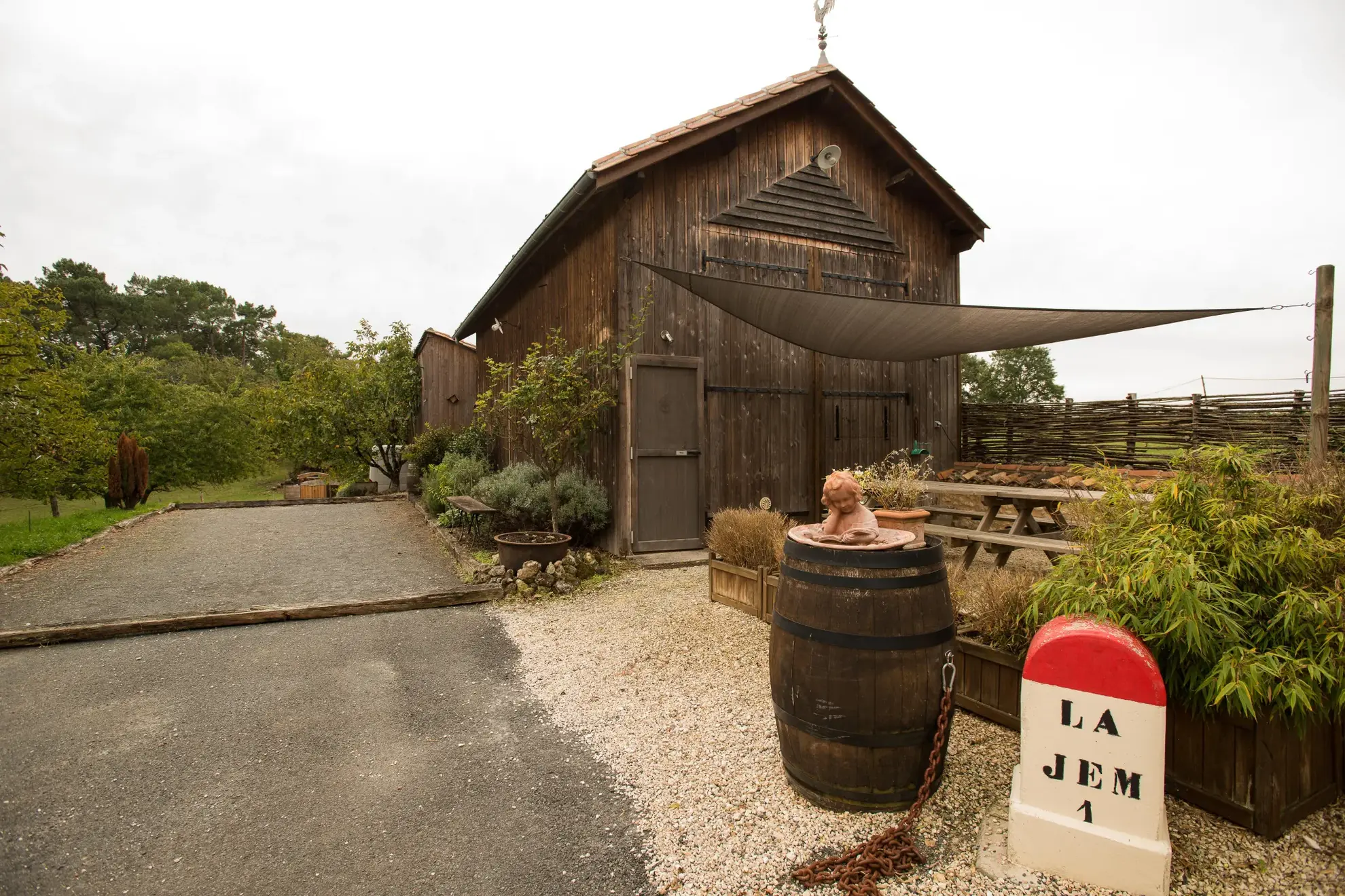 Maison atypique avec piscine et potentiel d'agrandissement en Dordogne proche Saint Astier