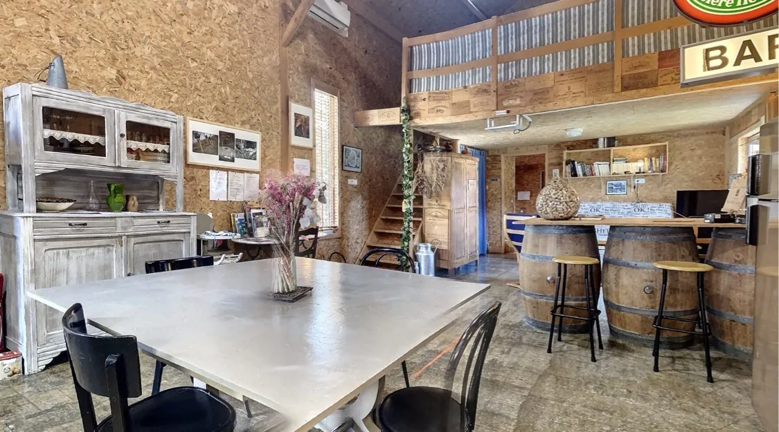 Maison atypique avec piscine et potentiel d'agrandissement en Dordogne proche Saint Astier 