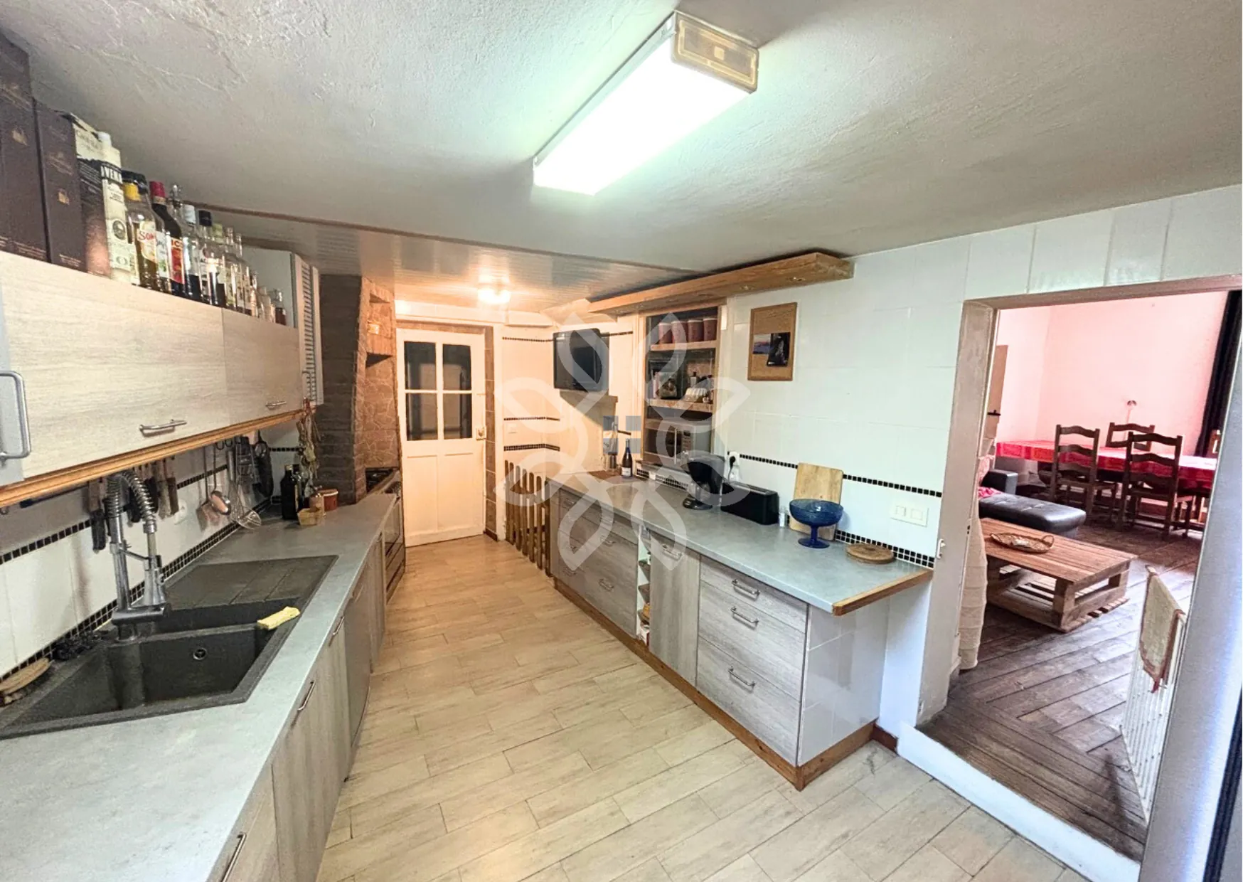 Magnifique maison de village de 168 m2 avec annexes à Auzon, idéale pour famille ou résidence secondaire 