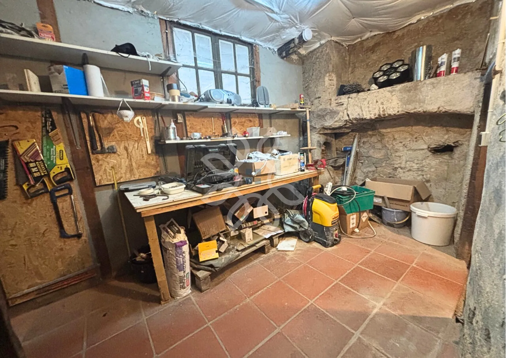 Magnifique maison de village de 168 m2 avec annexes à Auzon, idéale pour famille ou résidence secondaire 