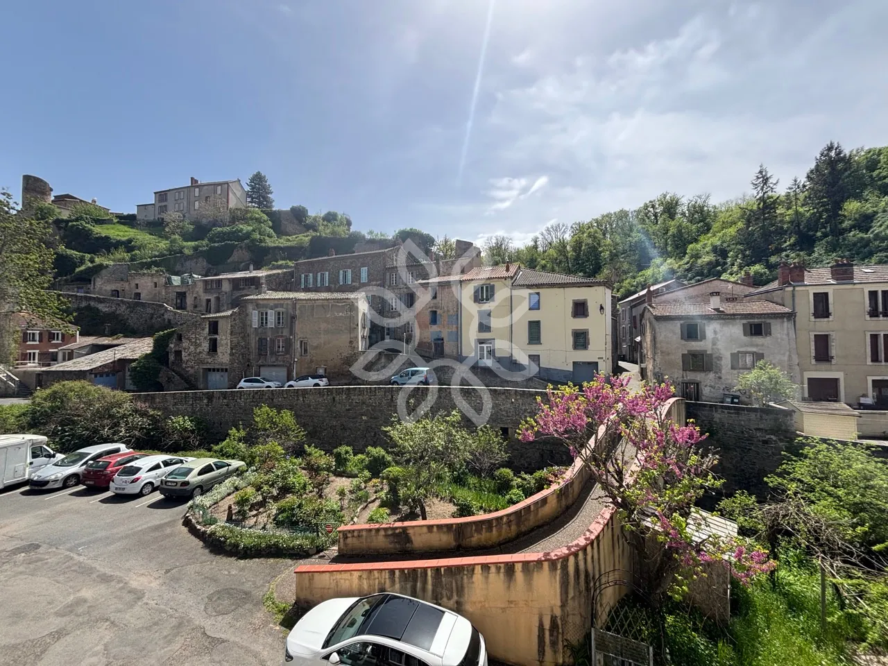 Magnifique maison de village de 168 m2 avec annexes à Auzon, idéale pour famille ou résidence secondaire