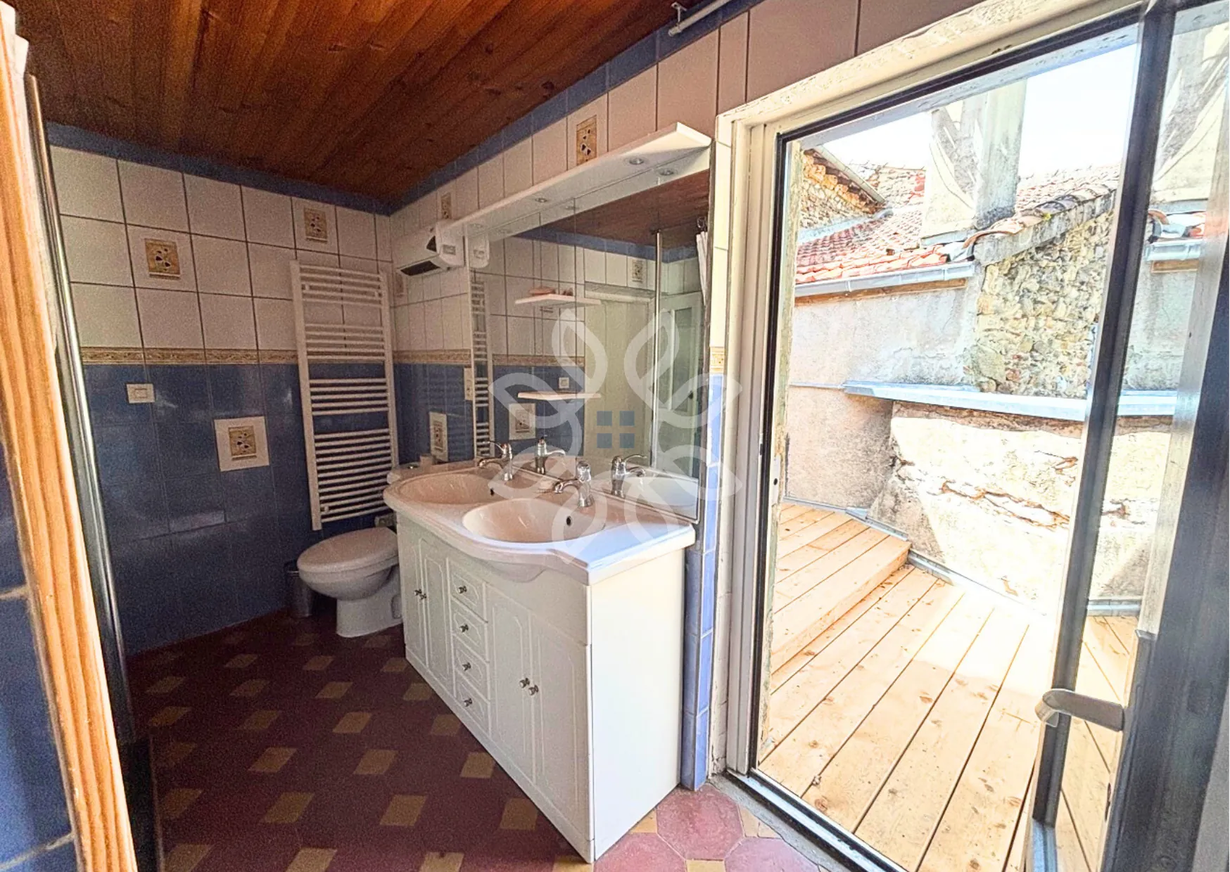 Magnifique maison de village de 168 m2 avec annexes à Auzon, idéale pour famille ou résidence secondaire 