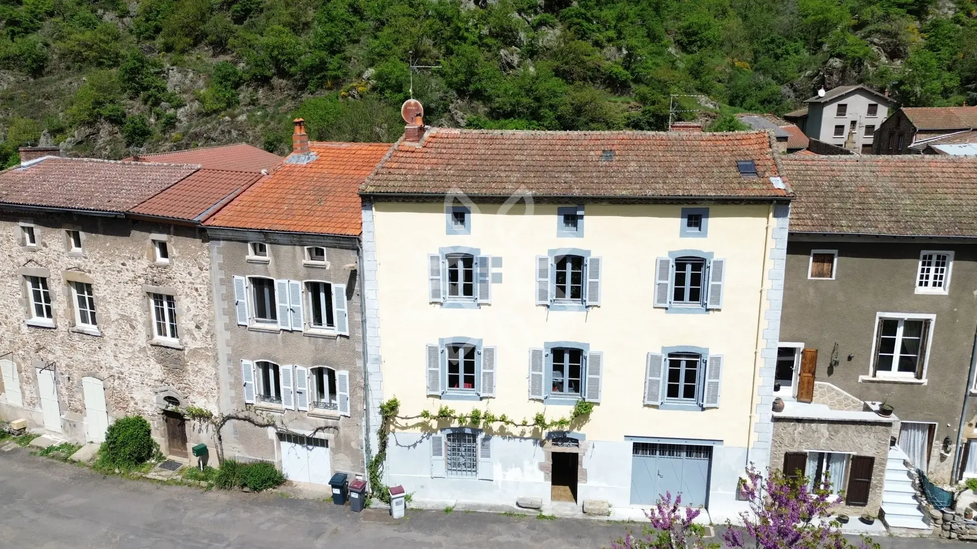 Magnifique maison de village de 168 m2 avec annexes à Auzon, idéale pour famille ou résidence secondaire 