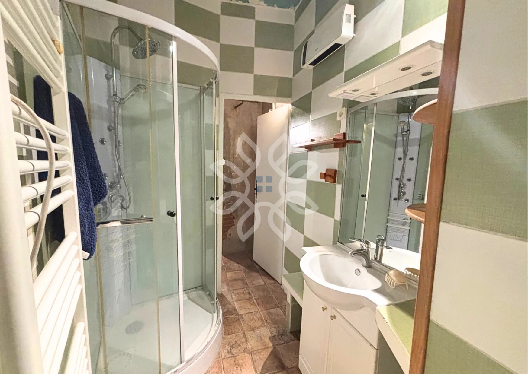 Magnifique maison de village de 168 m2 avec annexes à Auzon, idéale pour famille ou résidence secondaire 