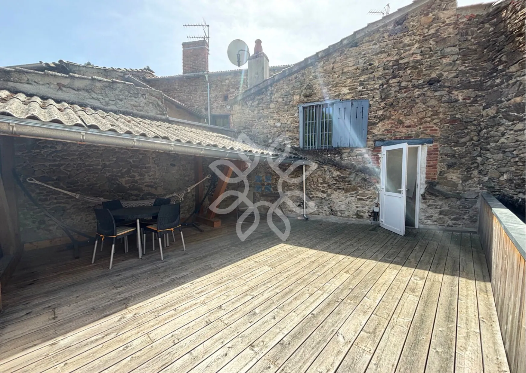 Magnifique maison de village de 168 m2 avec annexes à Auzon, idéale pour famille ou résidence secondaire 