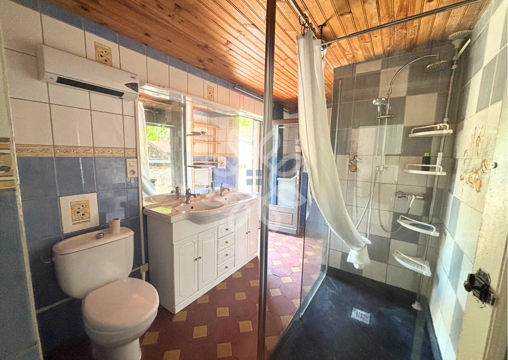 Magnifique maison de village de 168 m2 avec annexes à Auzon, idéale pour famille ou résidence secondaire 