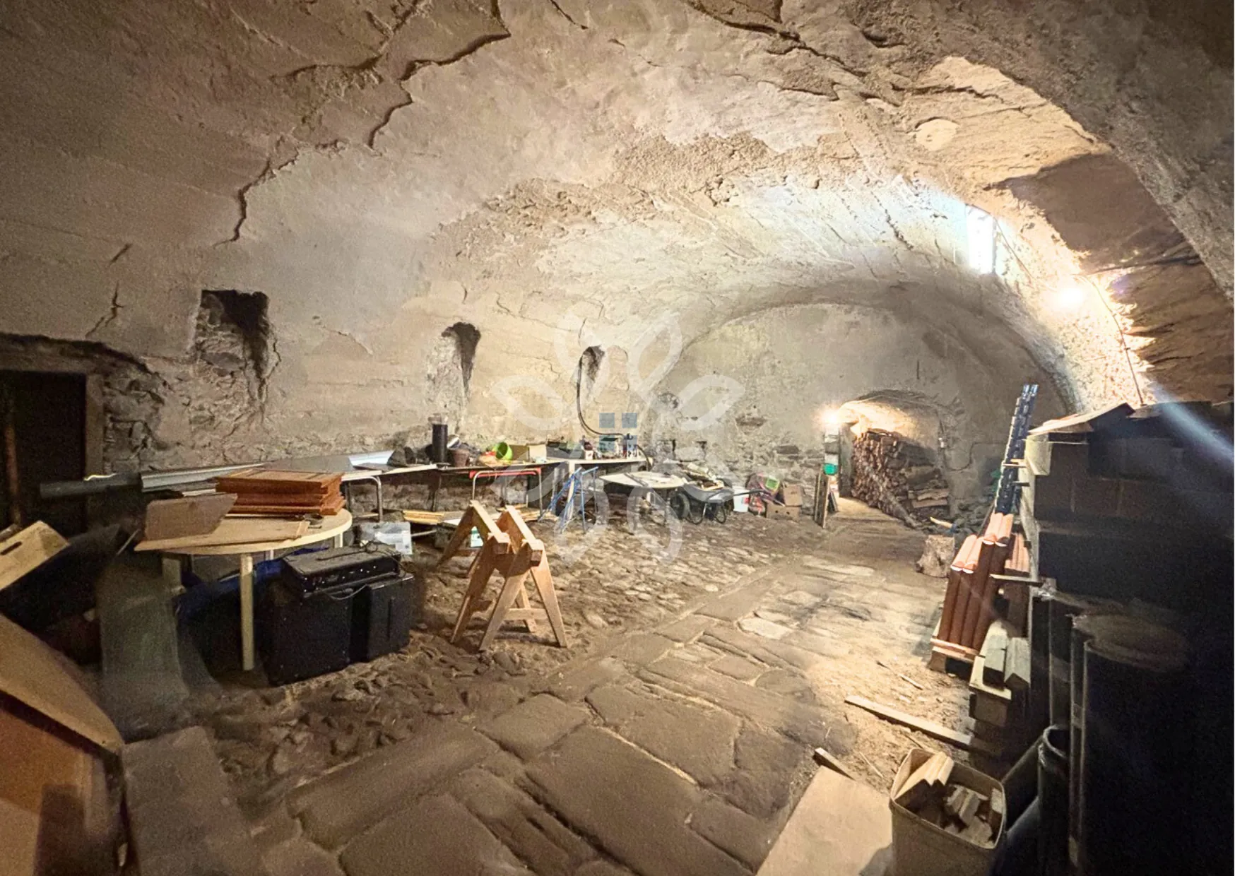 Magnifique maison de village de 168 m2 avec annexes à Auzon, idéale pour famille ou résidence secondaire 