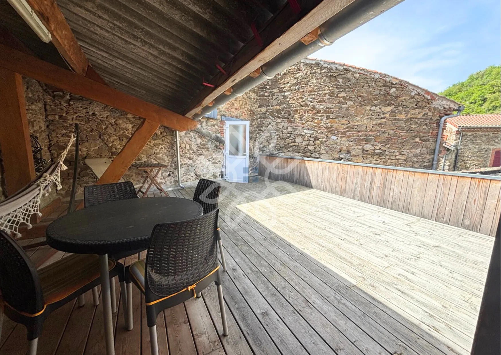 Magnifique maison de village de 168 m2 avec annexes à Auzon, idéale pour famille ou résidence secondaire 