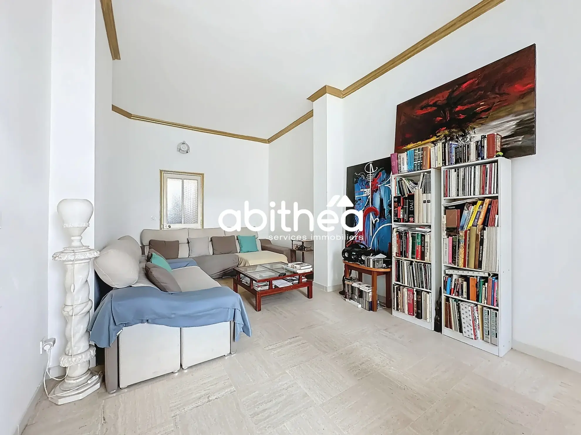 Appartement T4 rénové avec terrasse et cave en centre-ville de Béziers 