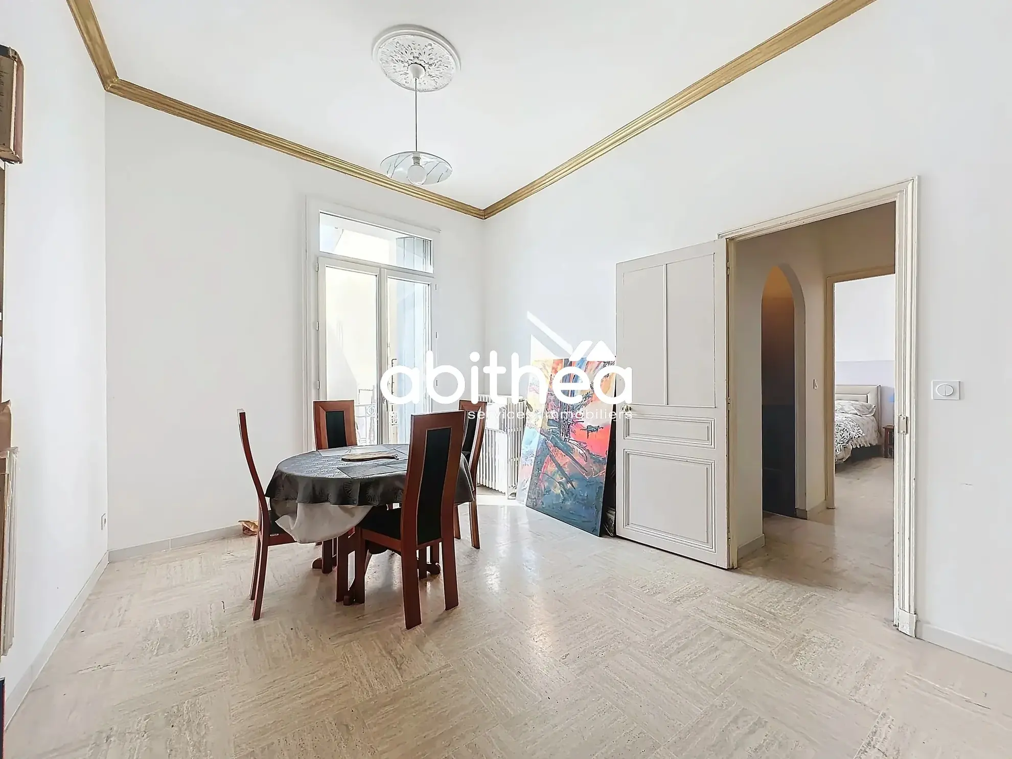 Appartement T4 rénové avec terrasse et cave en centre-ville de Béziers 