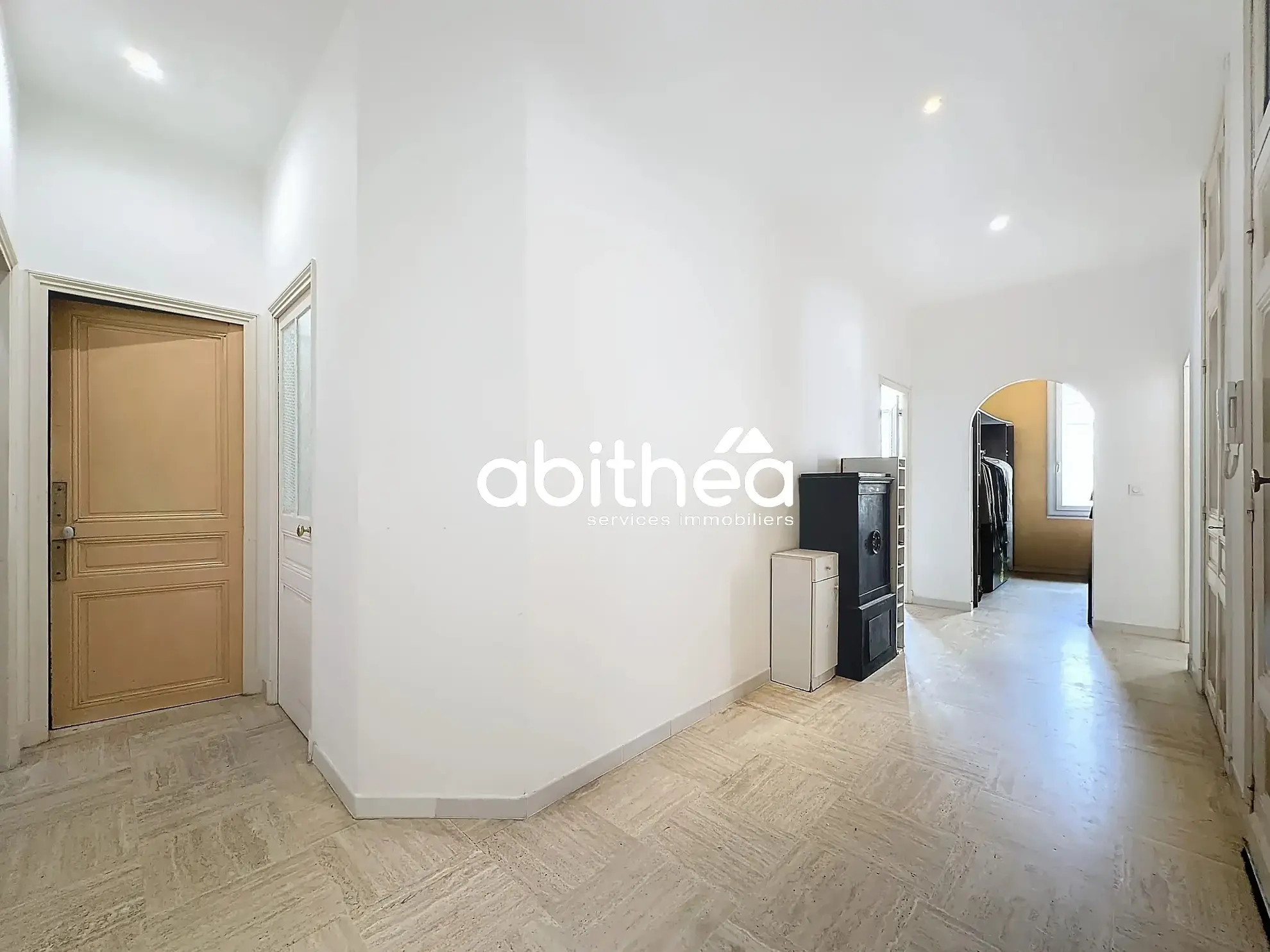 Appartement T4 rénové avec terrasse et cave en centre-ville de Béziers 