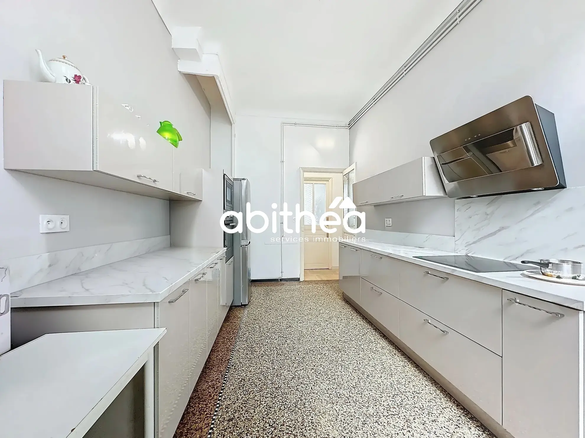 Appartement T4 rénové avec terrasse et cave en centre-ville de Béziers 