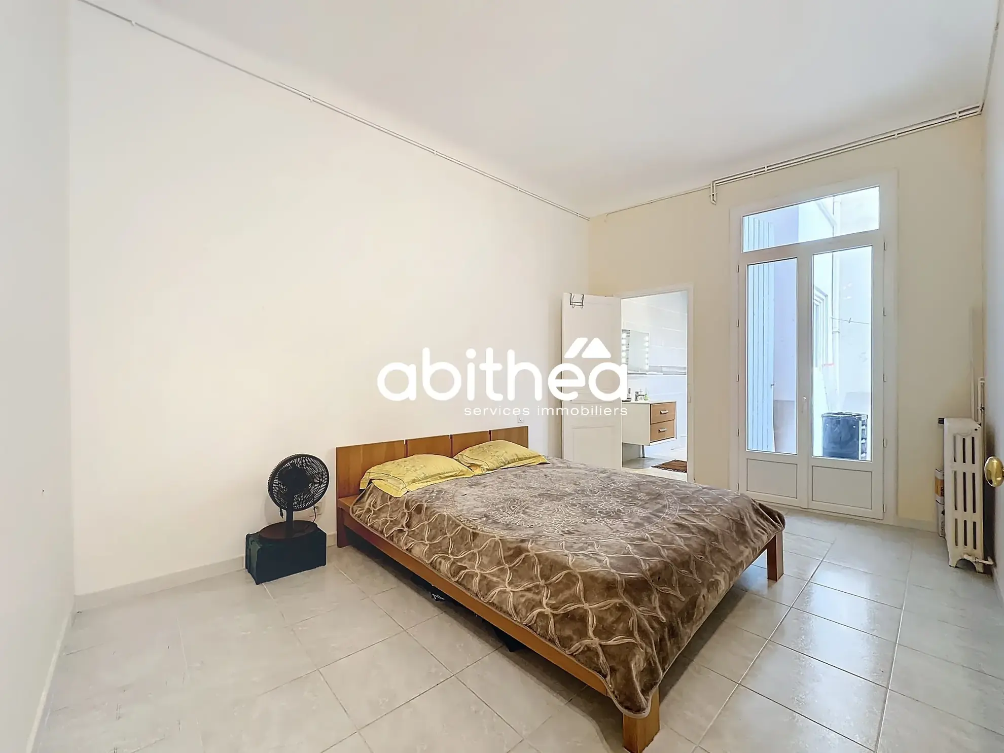 Appartement T4 rénové avec terrasse et cave en centre-ville de Béziers 