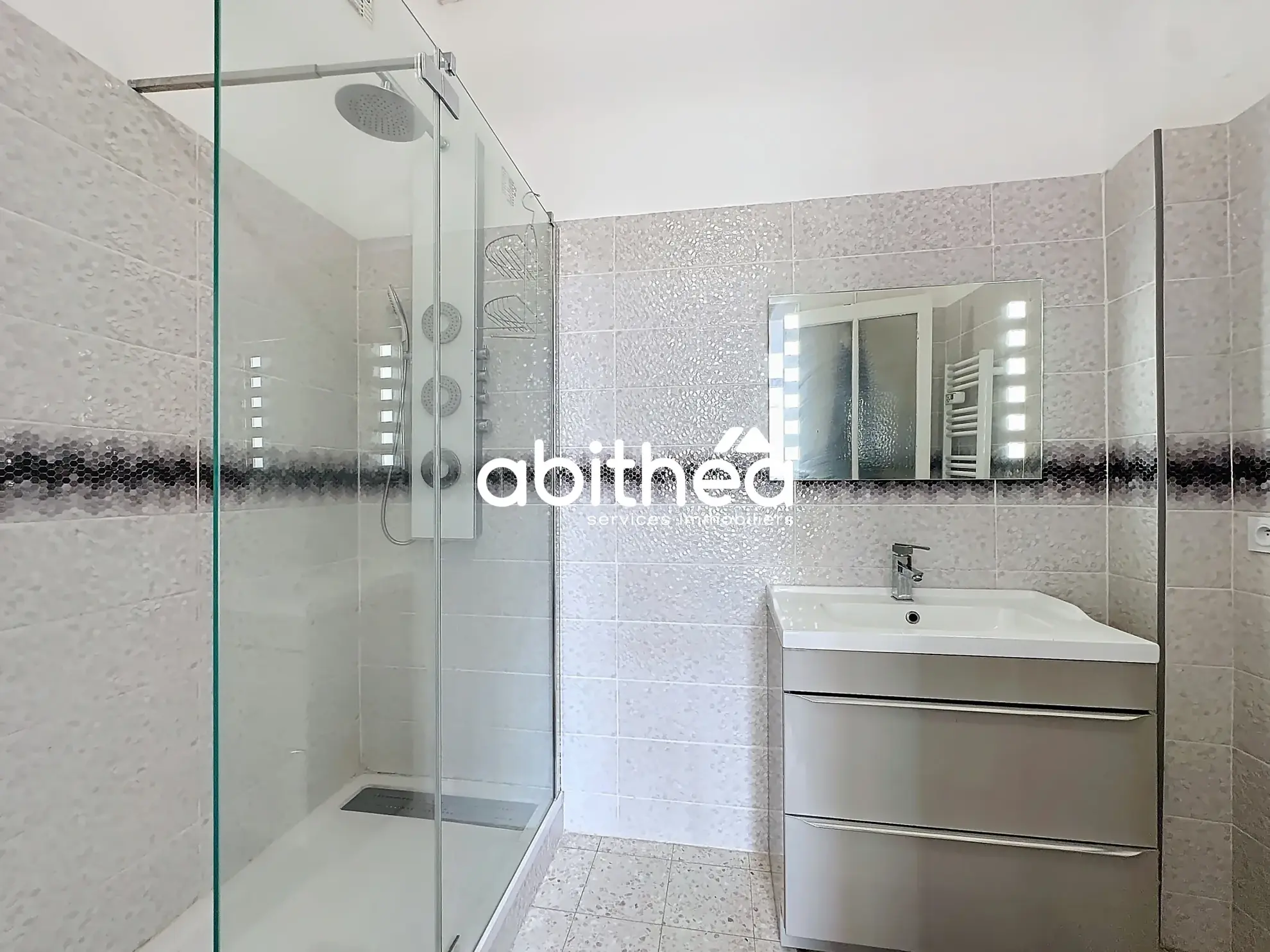 Appartement T4 rénové avec terrasse et cave en centre-ville de Béziers 